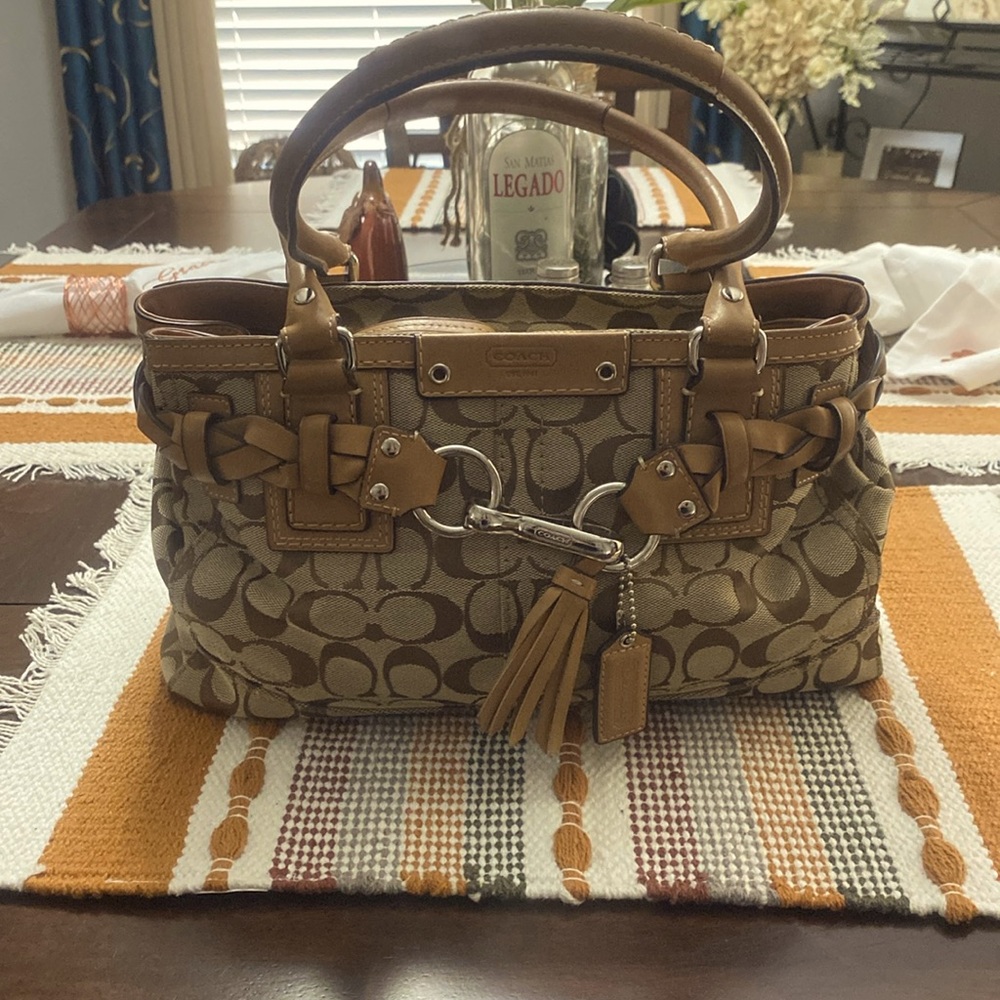 Coach bag, excellent condition in the inside and outside of bag.